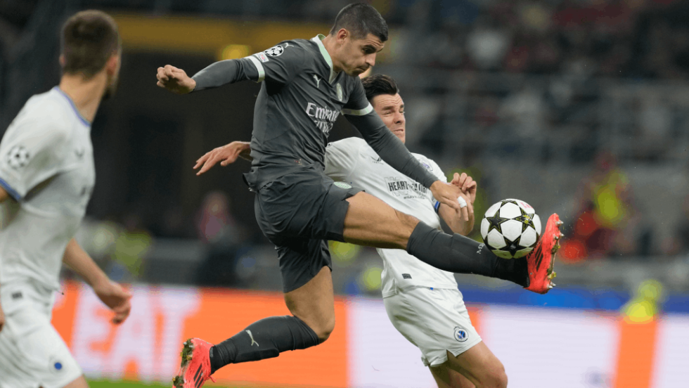 Champions League: Ο Alvaro Morata της Μίλαν και ο Hugo Vetlesen της Μπριζ στο στάδιο San Siro στο Μιλάνο